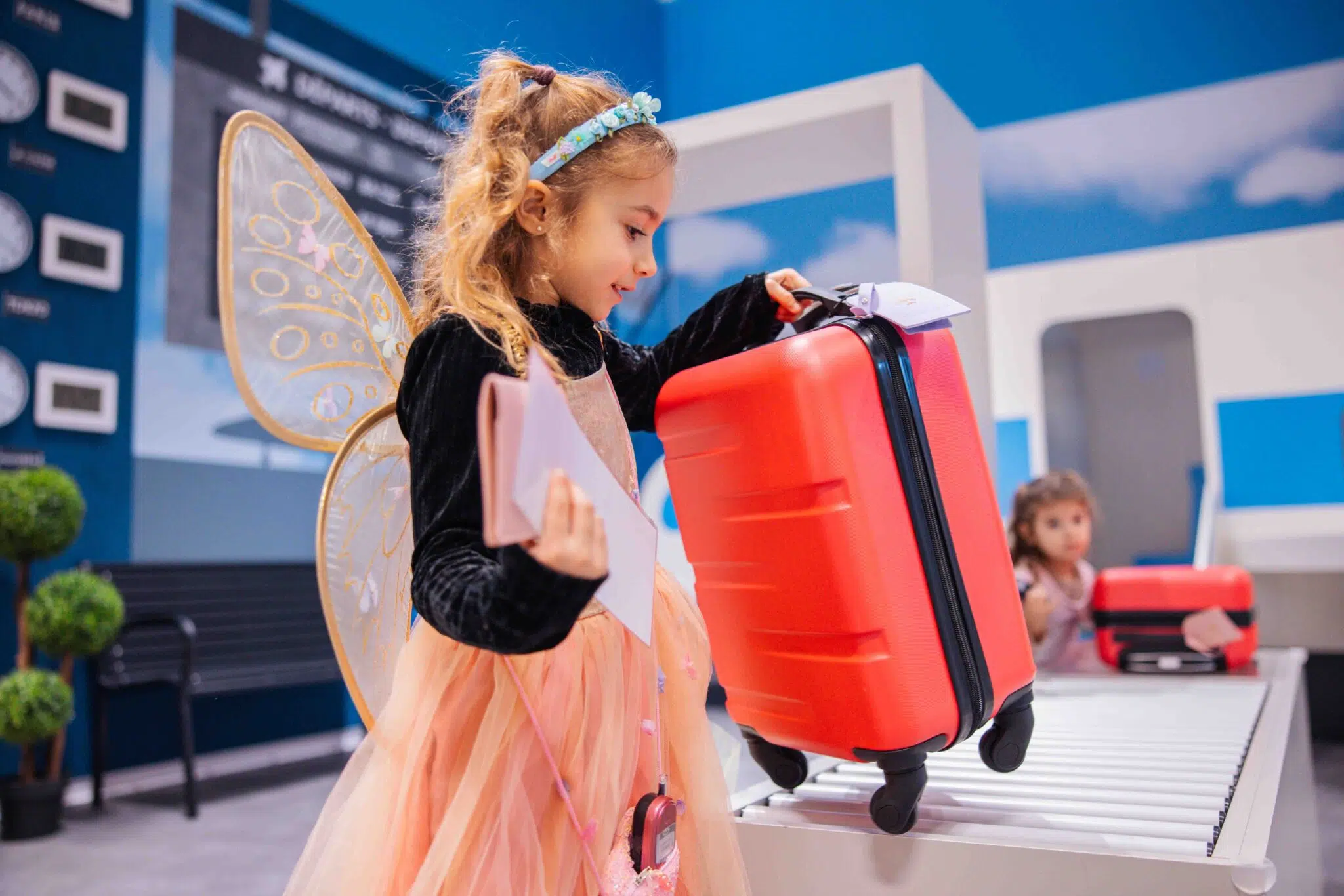 Enfant déguisé dans un décor réaliste qui joue à Palomano Grasse Dans l’univers Palo-Manair, les enfants s’imaginent voyageurs et pilotes en préparant leurs bagages et en vivant l’expérience de l’aéroport.