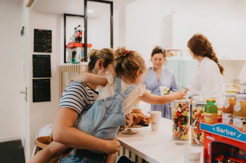 5 – Boutique-1 Une mère et son enfant qui s'amusent dans un univers de Palomano