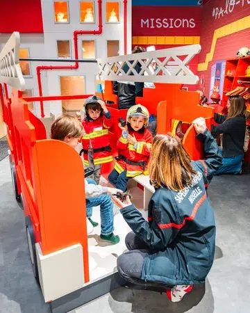 PALOMANO-Metz_by-BertrandBernager_V4-158_resultat Palo-Feu, un espace immersif où les enfants et parents jouent aux pompiers dans un décor réaliste.