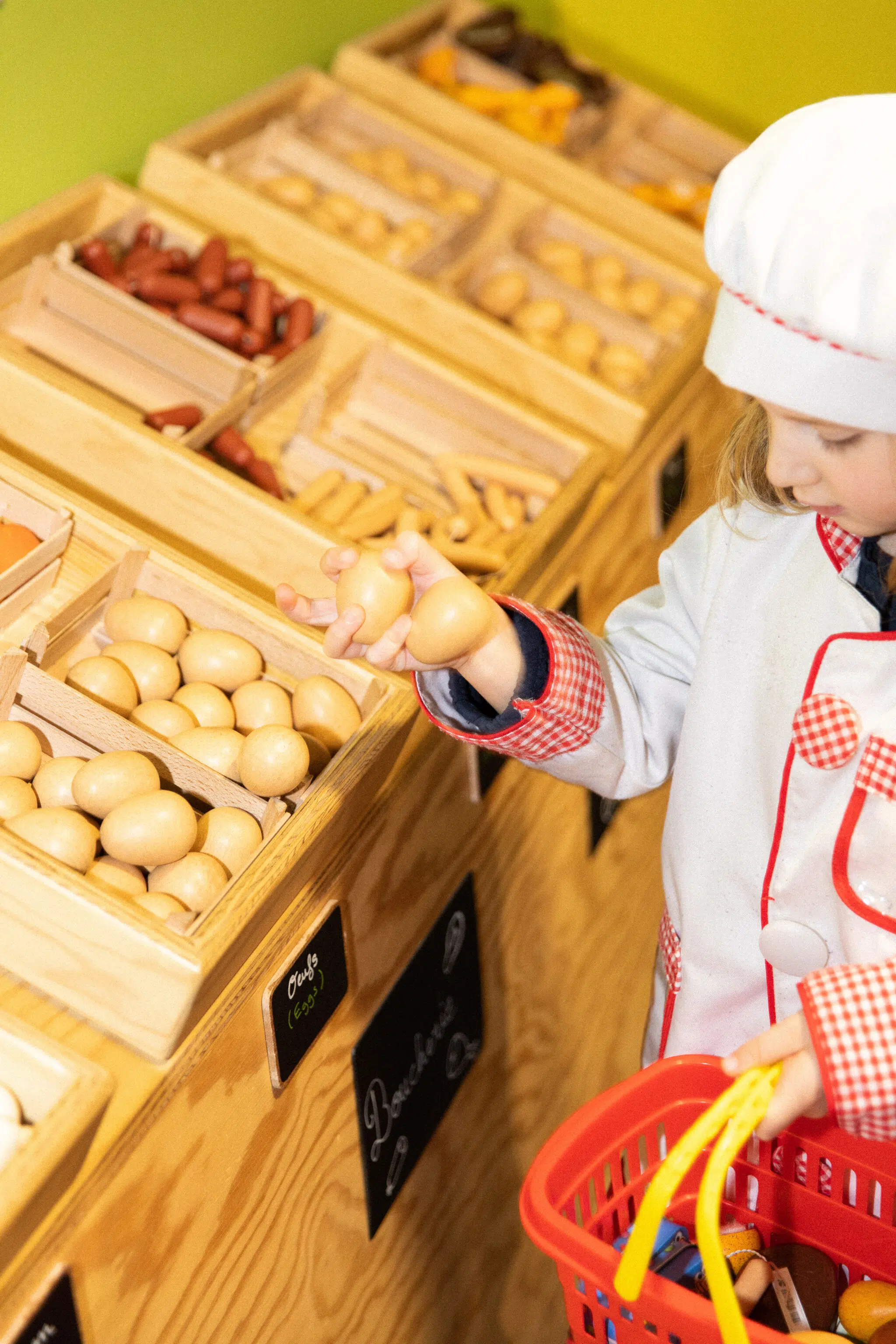 Les enfants font leur courses avant de cuisiner