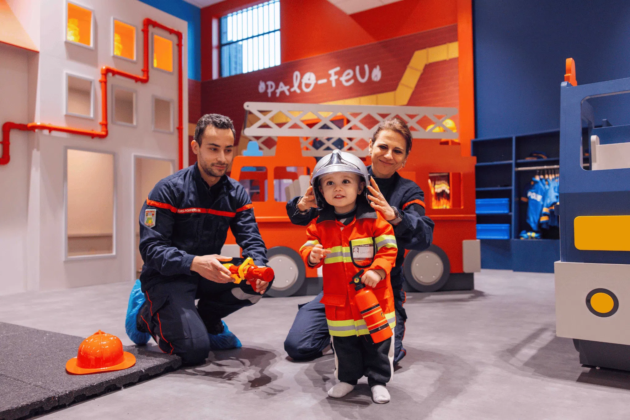 palo feu palomano palomano univers palo feu avec enfant déguisé en pompier et ses parents