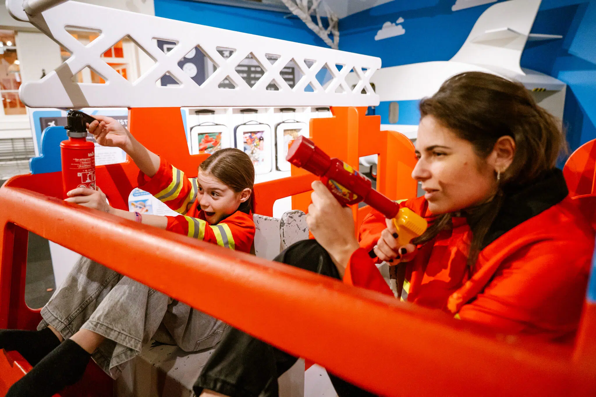 Une mère et son enfant qui s'amusent dans un univers de Palomano