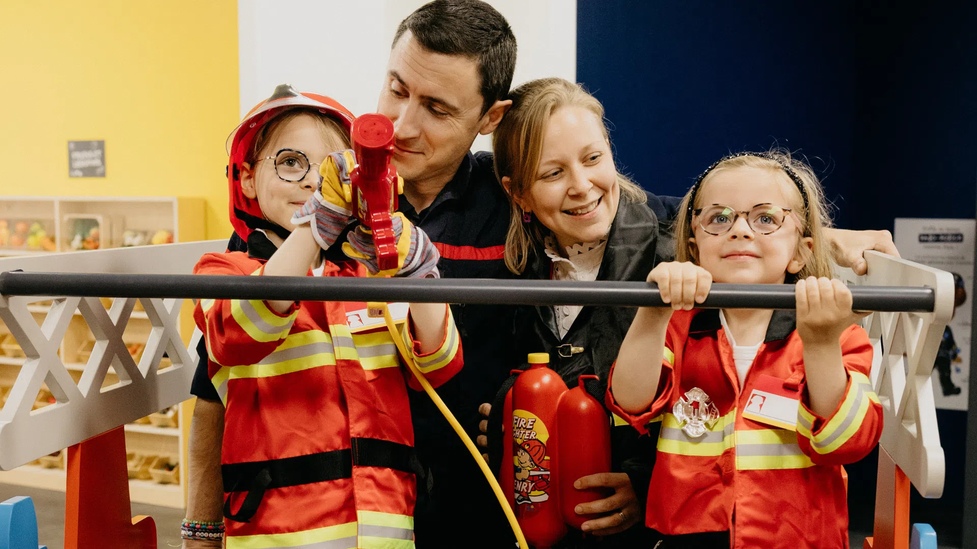 Parents et enfants réunis autour d’un moment de jeu et de découverte Palo-Feu : Parents et enfants réunis autour d’un moment de jeu et de découverte.