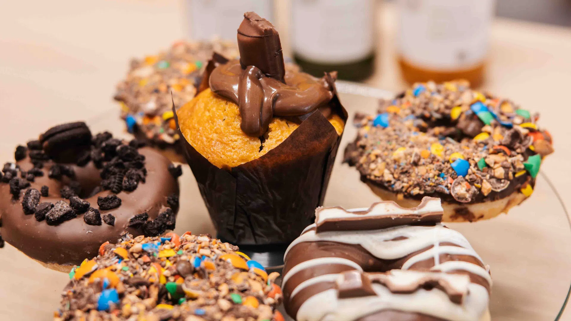 Dessert sortie Palomano Gros plan sur des pâtisseries et donuts au chocolat pour anniversaire enfant ou sortie familiale.